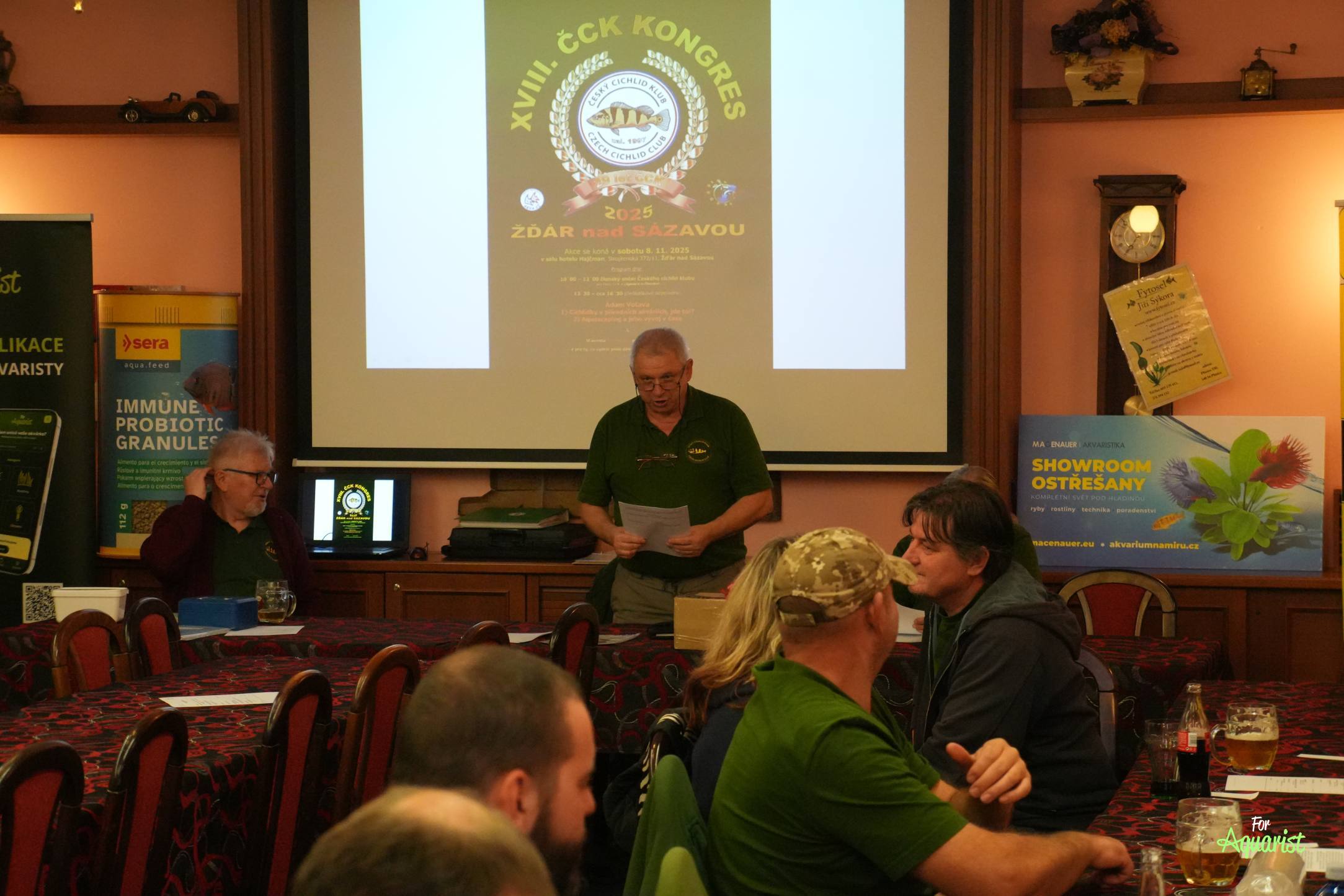 Předseda Českého cichlid klubu Jirka Sýkora zahajuje konferenci