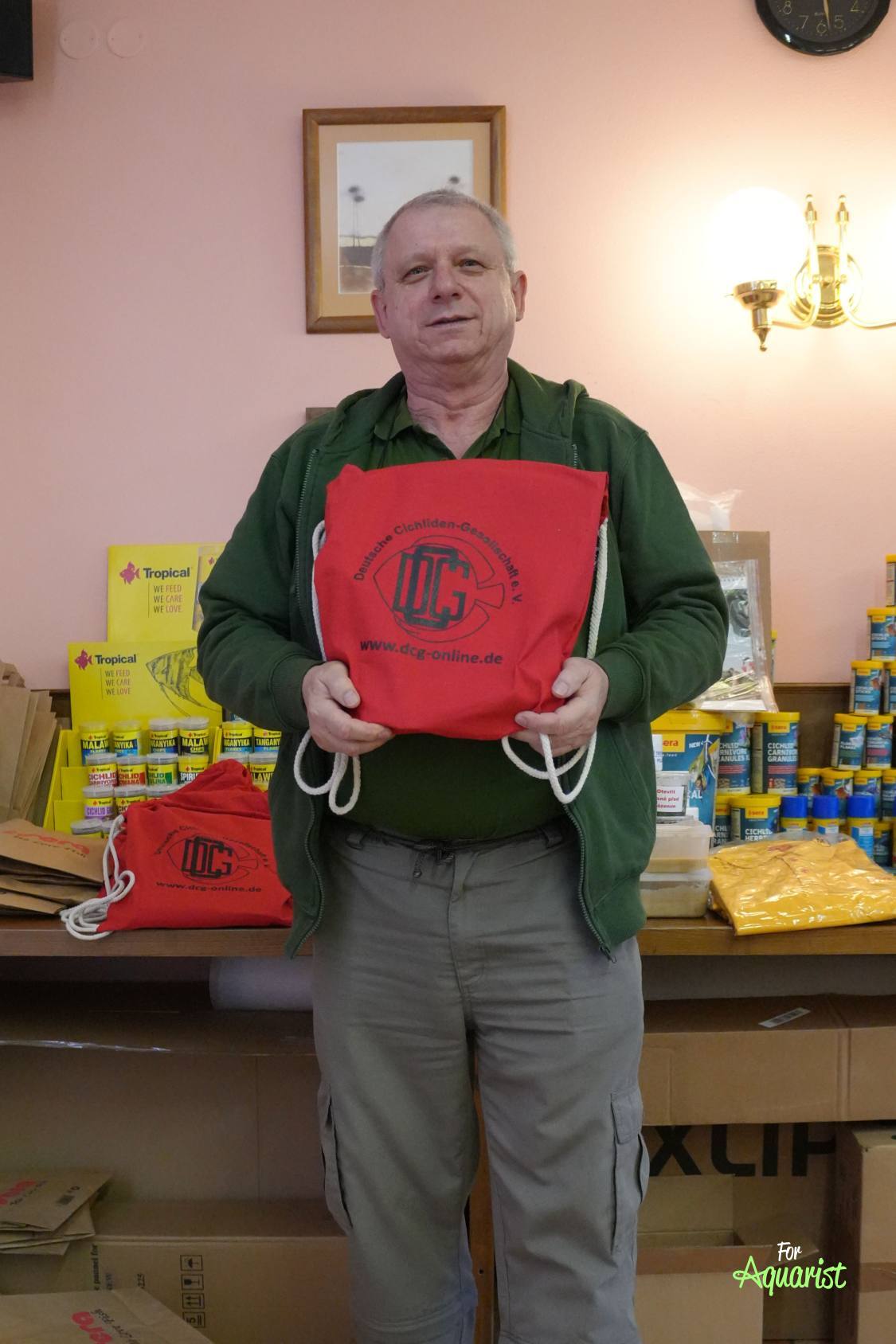 Jirka Sýkora s dárkovou taškou od DCG