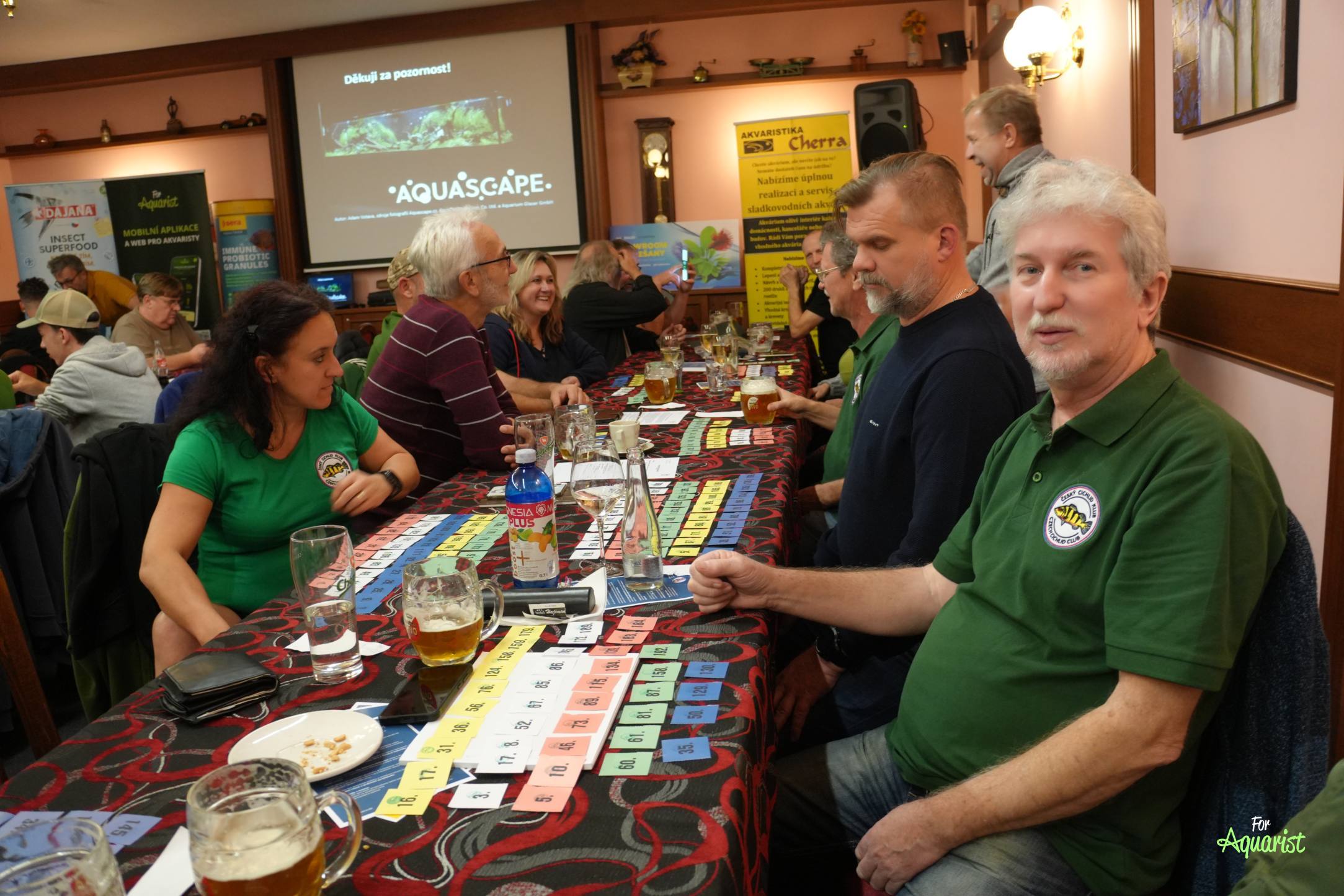 Předseda plzeňského akvaristického spolku Iris Karel Pšenčík u tomboly