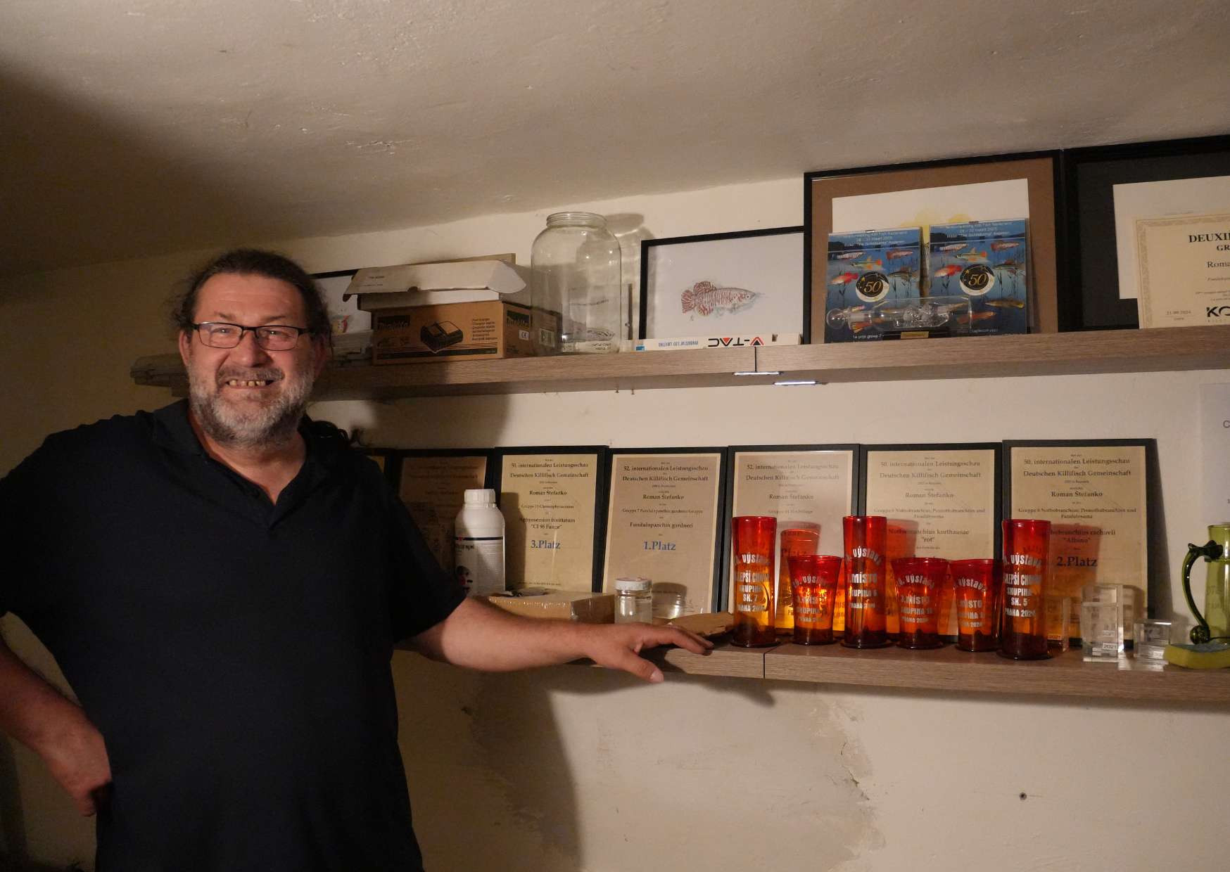 Roman Štefanko ve své pěstírně u poliček plných ocenění