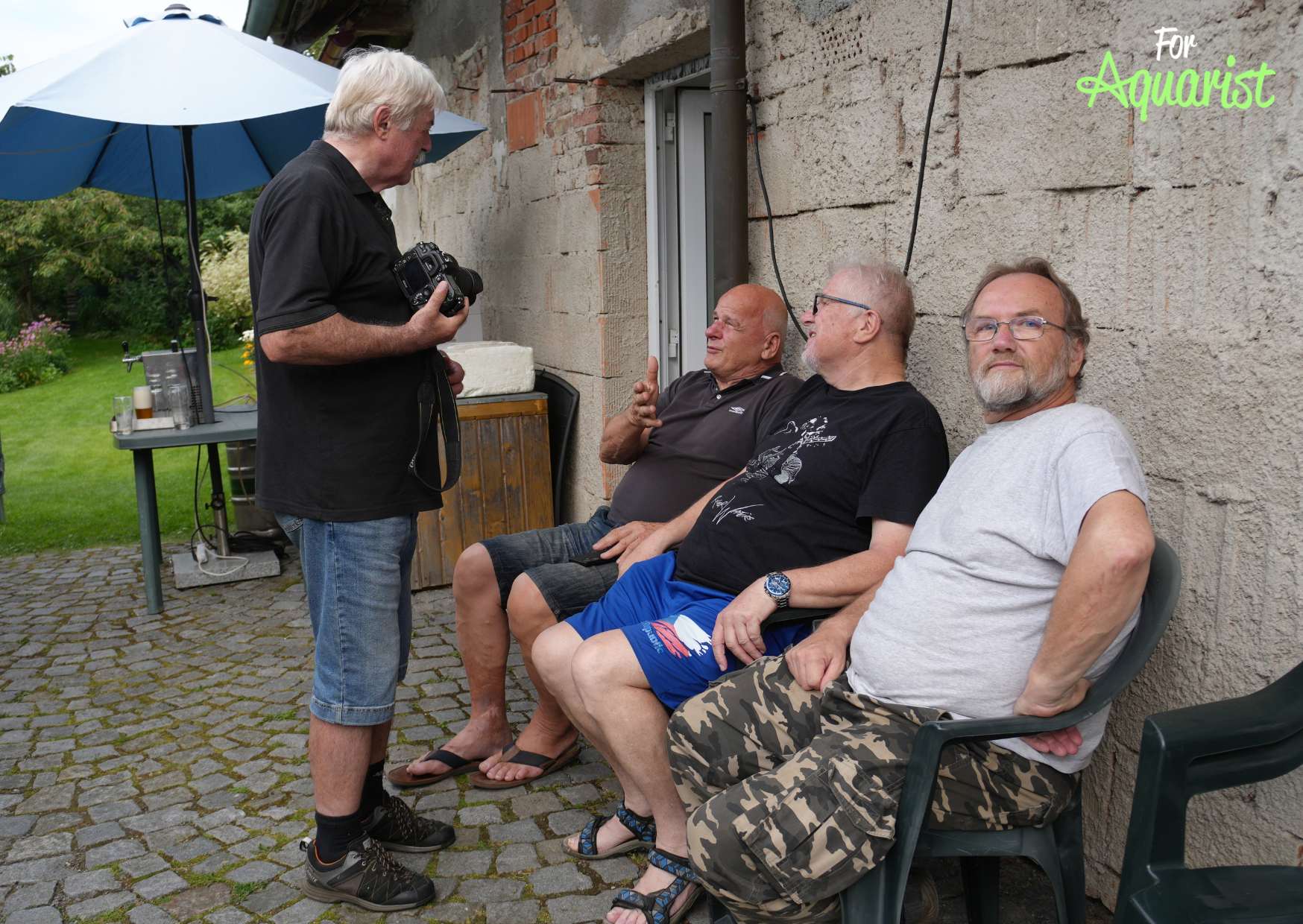 Na pořadu dne byly přátelské diskuze. Slávek Boudný nalevo, Richard Stříbrný, Olda Zelený a Josef Moc napravo