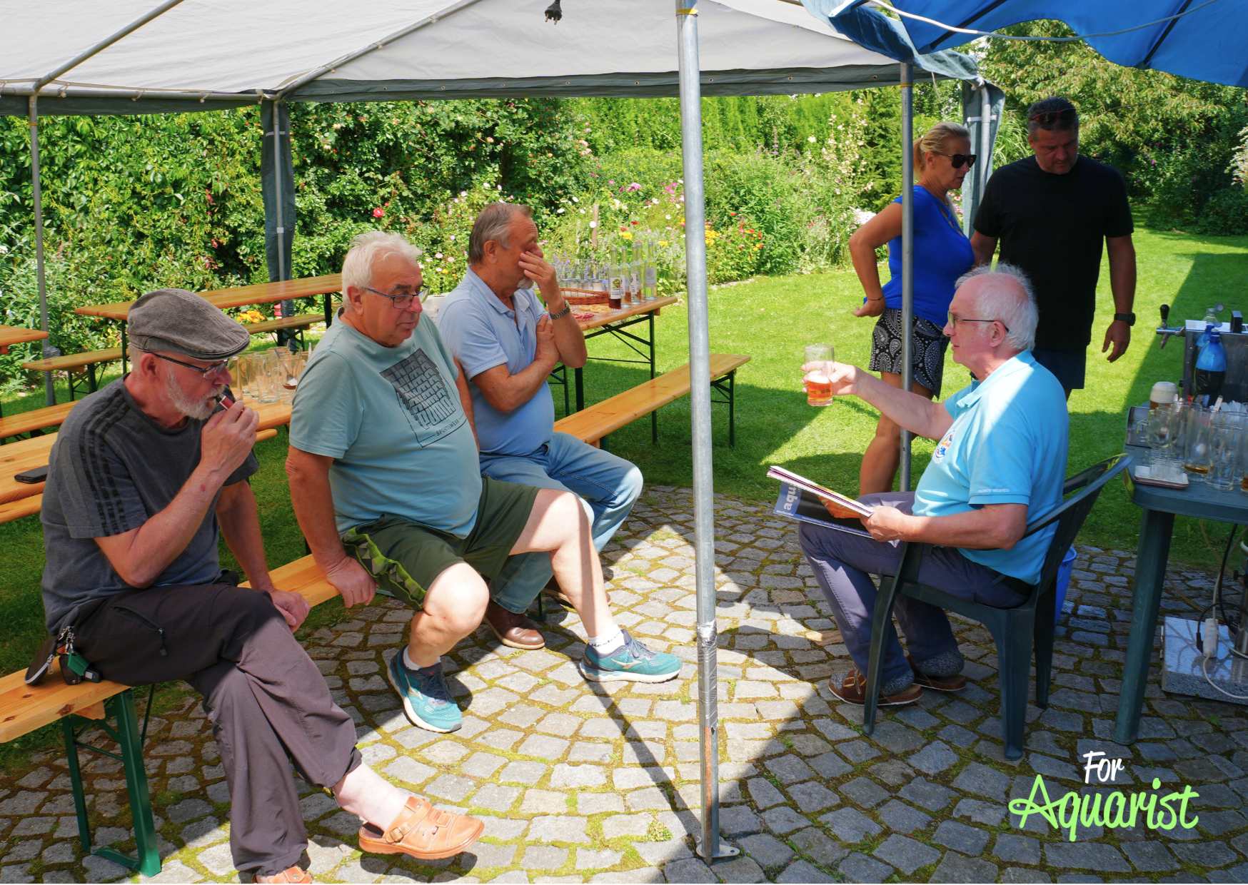 Ranní rozpravy. Zleva Luděk Zicháček, Mirek Kadlec, Mirek Tihelka, Zdeněk Dočekal. V pozadí Guhlovi.