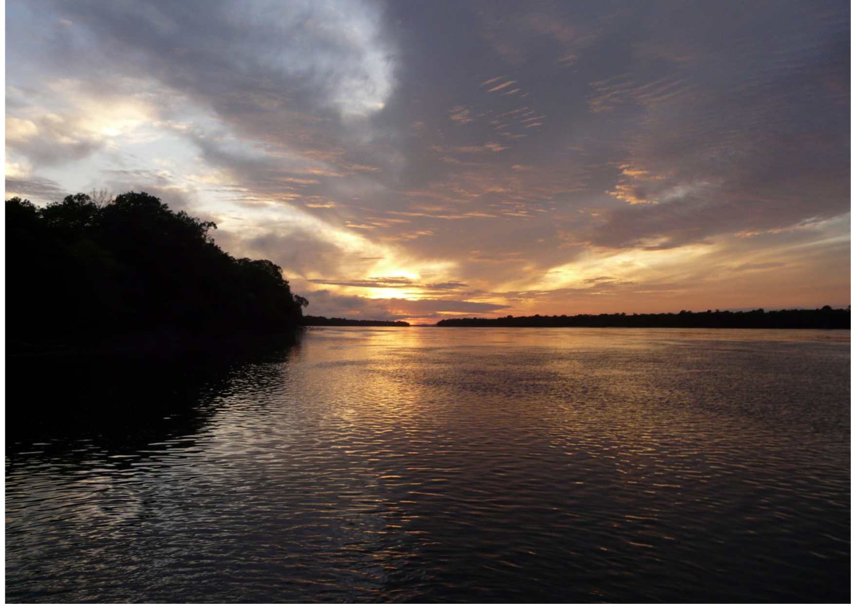 15.	Západ slunce nad Rio Negrem je někdy fascinující.