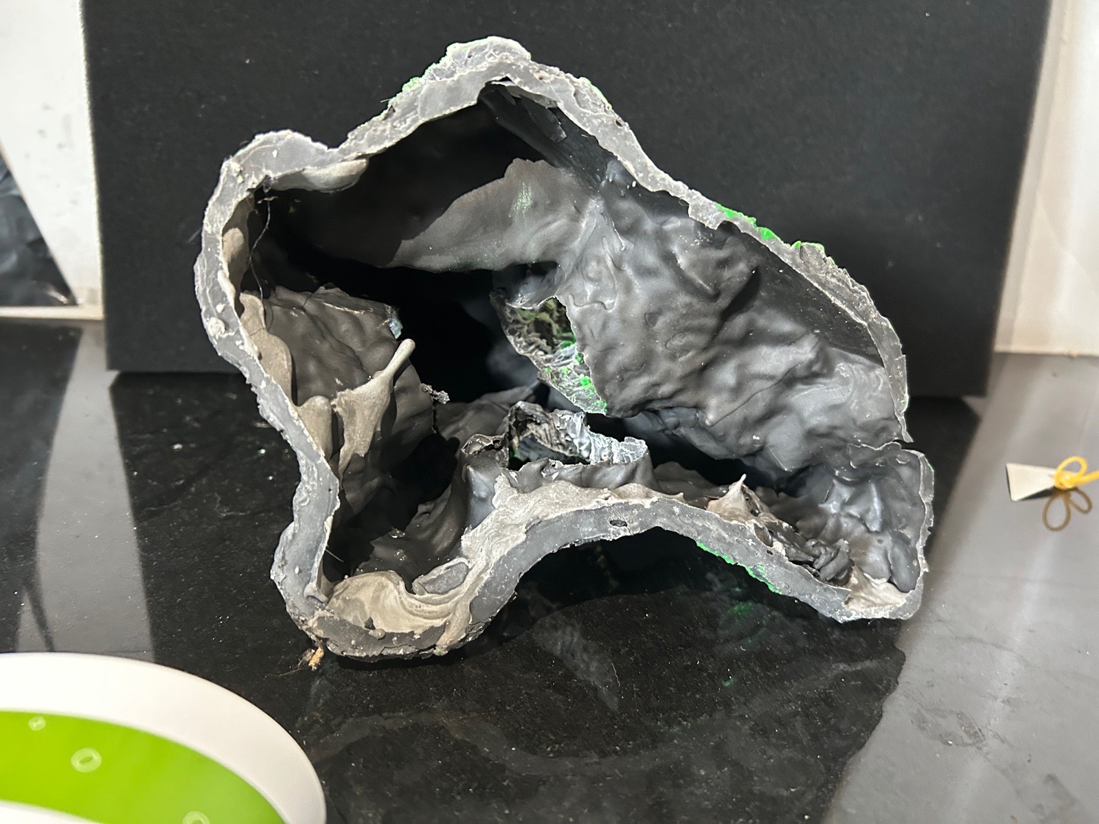 Skalka s umelecke rostliny- dekorace