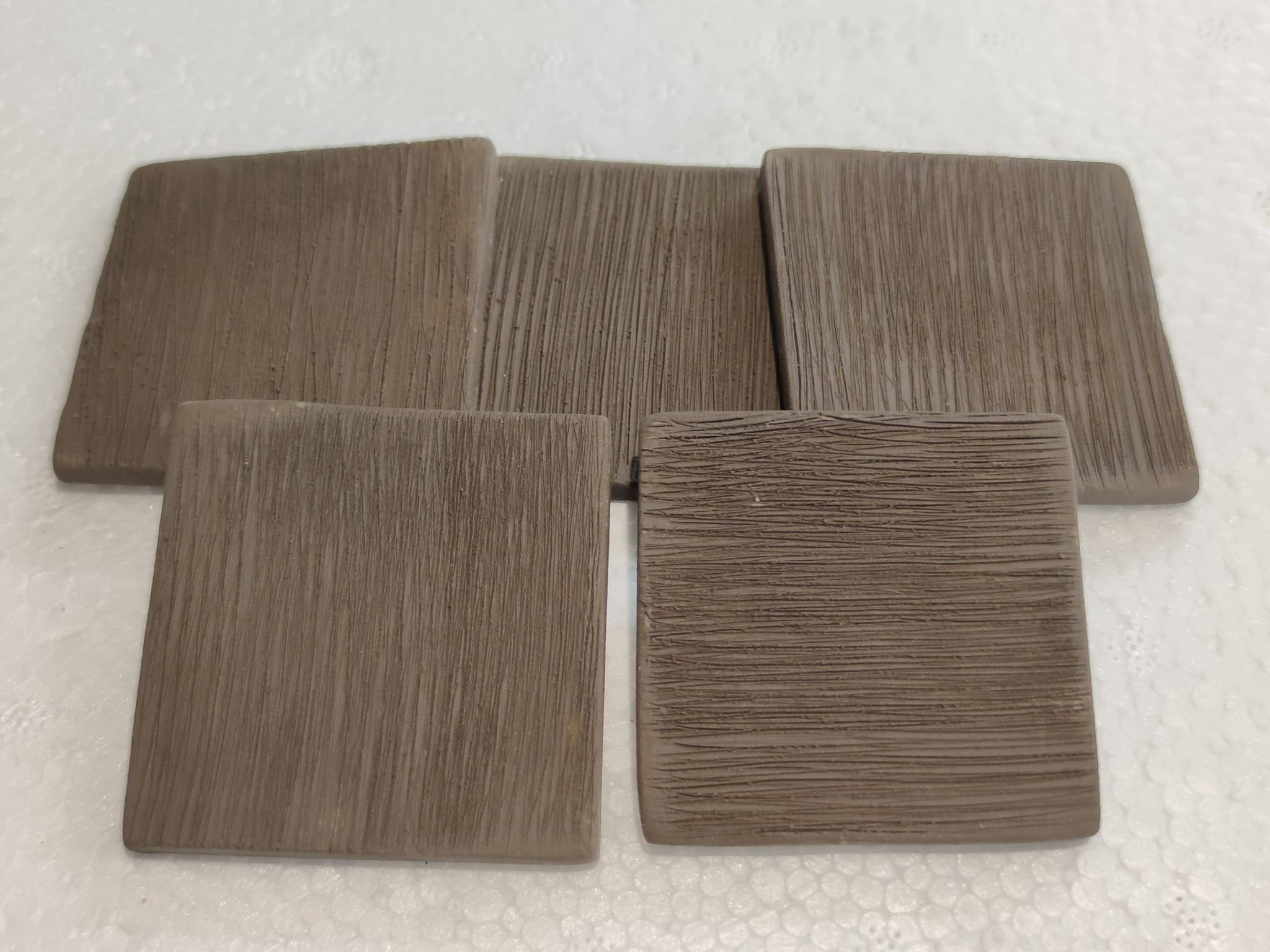 Keramická destička pro navazování rostlin