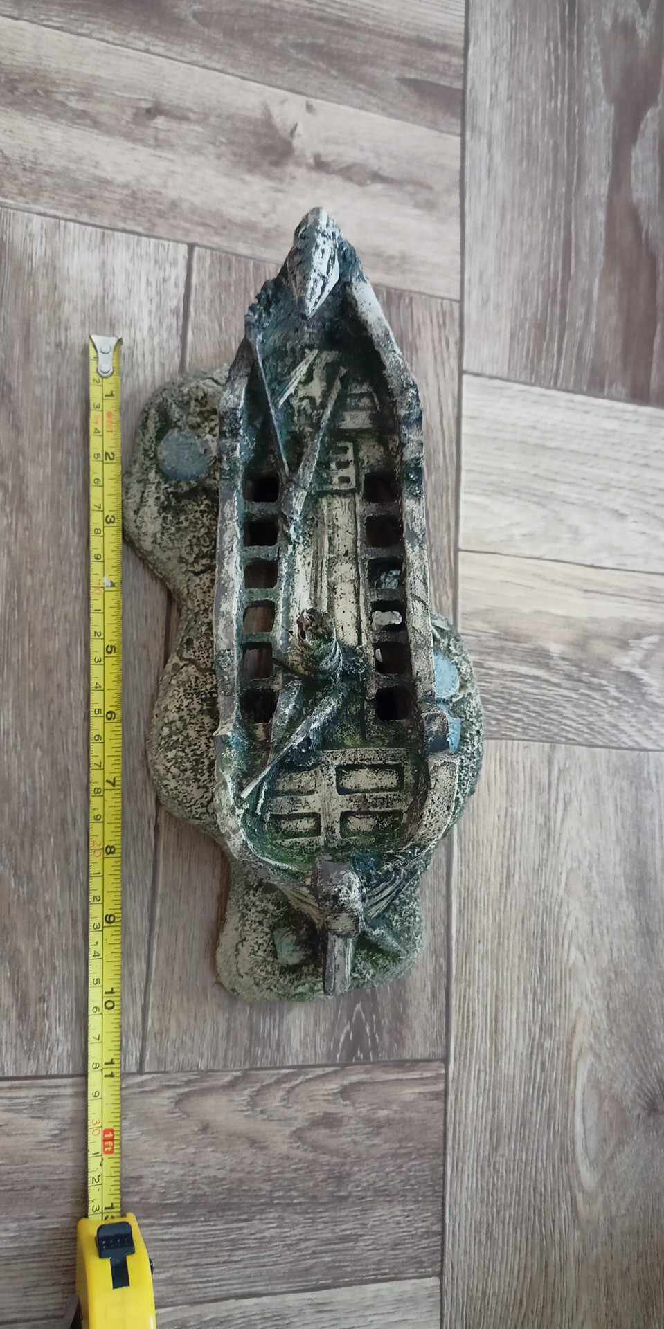 Dekorace prasklá velká loď vrak potopená